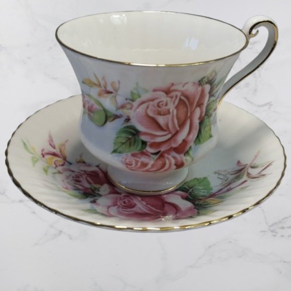 Bone China - Tea Cup and Saucer Set - England - Picture 1 of 3